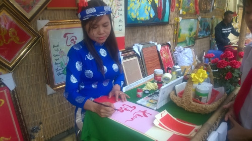 Những "Ông đồ nữ" cũng không kém phần say sưa cho chữ.