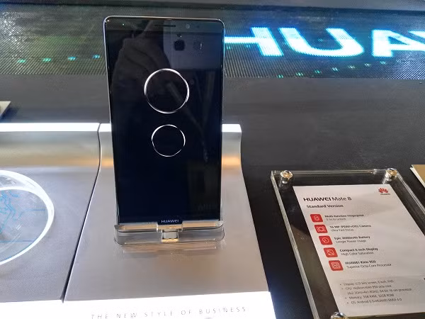 Mặt trước của Mate 8