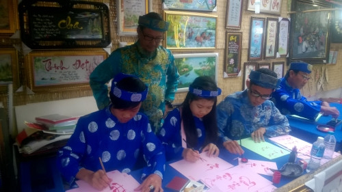 Ông Đồ Thiện Nhân đang chỉ cho các học trò viết thư pháp.