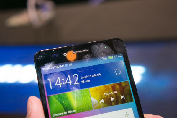 Phần trên mặt trước và camera trước của GR 5