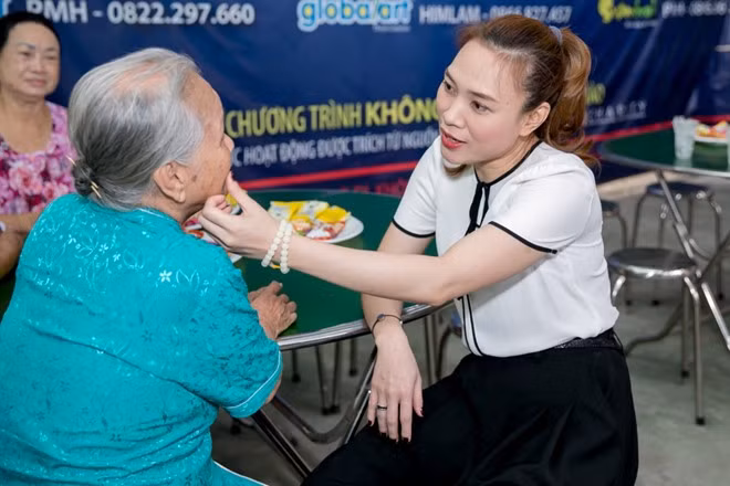 Theo thông lệ hằng năm, trước khi trở về Đà Nẵng đón Tết cùng gia đình, Mỹ Tâm cùng quỹ từ thiện riêng có chuyến đi thăm hỏi và tặng quà cho những nghệ sĩ lớn tuổi tại và Viện dưỡng lão (quận 8).