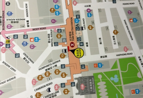 Khu vực Tsim Sha Tsui, nơi tập trung nhiều nơi ở cho dân du lịch bụi. Khu vực Tsim Sha Tsui, nơi tập trung nhiều nơi ở cho dân du lịch bụi.