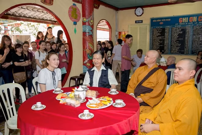 Trước đó, cô cũng ghé thăm chùa Nghệ sĩ tại quận Gò Vấp. Nữ ca sĩ cũng tận tìnhhỏi thăm về tình hình của chùa, sức khỏecủa các sư thầy và các cô chú đang sinh sống tại đây.