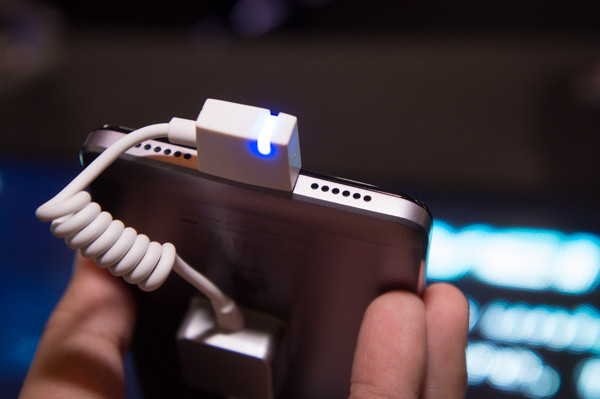 Cạnh dưới GR 5 gồm loa và mic