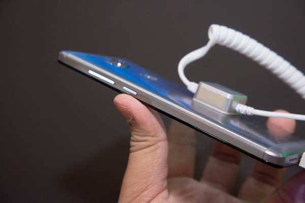 Cạnh phải GR 5 gồm nút tăng giảm âm lượng và nút nguồn