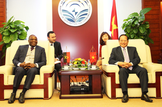 Bộ trưởng Trương Minh Tuấn tiếp Bộ trưởng Bộ Viễn thông và CNTT Angola José Cavarlho de Rocha.