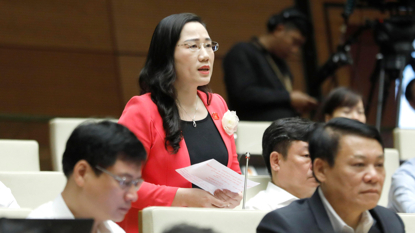 Đại biểu Nguyễn Thị Thủy - Đoàn ĐBQH tỉnh Bắc Kạn - thẳng thắn nêu quan điểm về tình trạng nghỉ việc của nhân viên y tế.