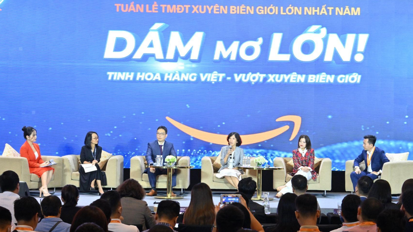 Ông Gijae Seong - Giám đốc Điều hành Amazon Global Selling Việt Nam và bà Lại Việt Anh - Phó Cục trưởng Cục Thương mại điện tử và Kinh tế số, cùng các diễn giả trao đổi tại sự kiện tuần lễ Amazon 2022.