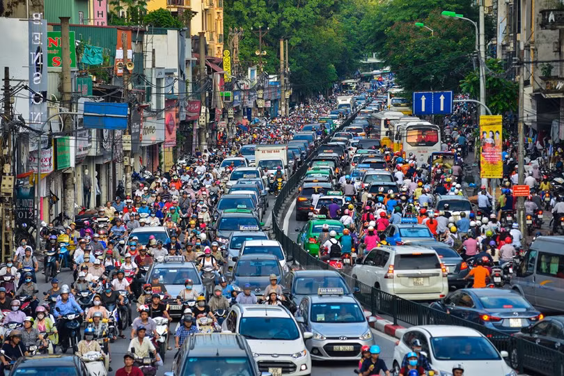 Những năm gần đây, lượng phương tiện tăng đột biến khiến cho giao thông của Hà Nội ở nhiều tuyến phố gần như bị 'tê liệt,' nhất là vào giờ cao điểm.