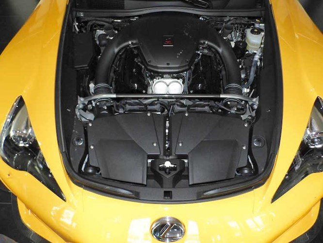 Đương nhiên, thành công của LFA Nurburgring Edition còn nằm ở khối động cơ V10 5.0l nạp khí tự nhiên đã có công suất tăng thêm 10 mã lực so với phiên bản thường, đạt 563 mã lực cùng hộp số có thời gian chuyển số nhanh hơn 0,05 giây.