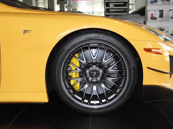 So với các phiên bản LFA bình thường, LFA Nurburgring có thể đạt hiệu năng vận hành cực cao nhờ có gói trang bị Nurburgring mới gồm bộ mâm hợp kim siêu nhẹ, lốp xe đua cùng hệ thống treo cứng hơn, có thể điều chỉnh linh hoạt hơn.