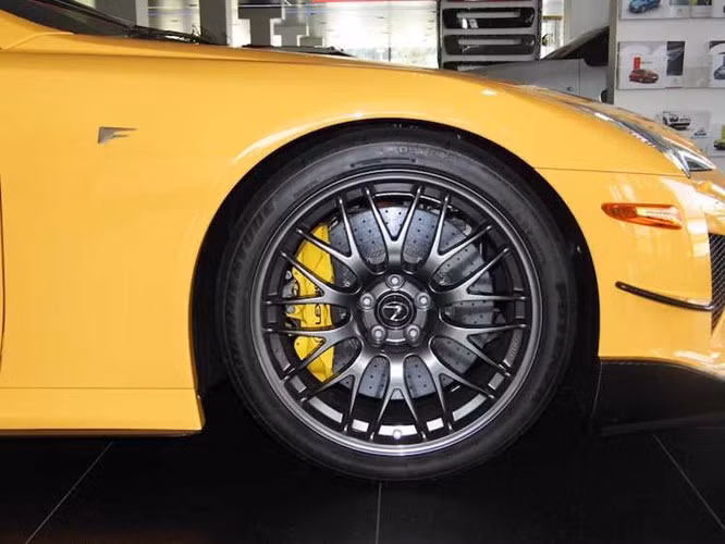 So với các phiên bản LFA bình thường, LFA Nurburgring có thể đạt hiệu năng vận hành cực cao nhờ có gói trang bị Nurburgring mới gồm bộ mâm hợp kim siêu nhẹ, lốp xe đua cùng hệ thống treo cứng hơn, có thể điều chỉnh linh hoạt hơn.