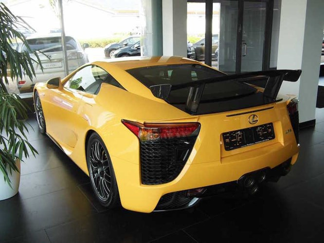 Trong số 500 chiếc LFA của Lexus sản xuất, chỉ có 50 chiếc thuộc phiên bản Nurburgring. Cũng giống như những chiếc LFA khác, LFA Nurburgring được sản xuất thủ công một cách cầu kỳ. Thậm chí Toyota đã phải tạo ra một chiếc máy dệt sợi carbon siêu hiện đại để có thể làm ra thân vỏ và nhiều chi tiết của xe!