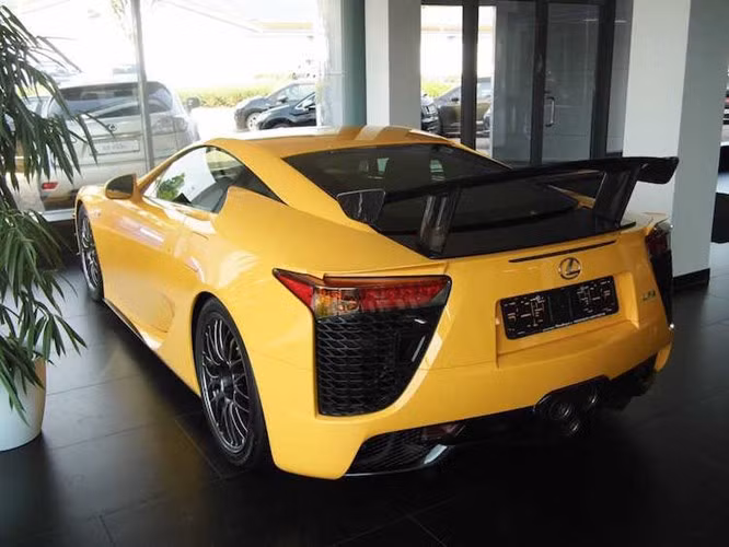 Trong số 500 chiếc LFA của Lexus sản xuất, chỉ có 50 chiếc thuộc phiên bản Nurburgring. Cũng giống như những chiếc LFA khác, LFA Nurburgring được sản xuất thủ công một cách cầu kỳ. Thậm chí Toyota đã phải tạo ra một chiếc máy dệt sợi carbon siêu hiện đại để có thể làm ra thân vỏ và nhiều chi tiết của xe!