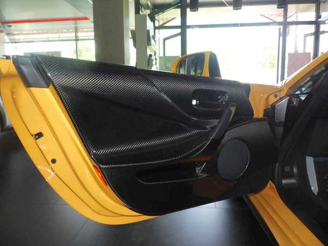 Ngay cả những tấm ốp cửa của xe cũng được làm bằng sợi carbon. Với các cải tiến mới, chiếc Lexus LFA Nurburgring đã có thể hoàn thành một vòng đường đua Nurburgring ở Đức trong 7:14.64 - đứng trong top 5 xe nhanh nhất tại đây mặc dù chỉ dùng lốp thường Bridgestone Potenza RE070.