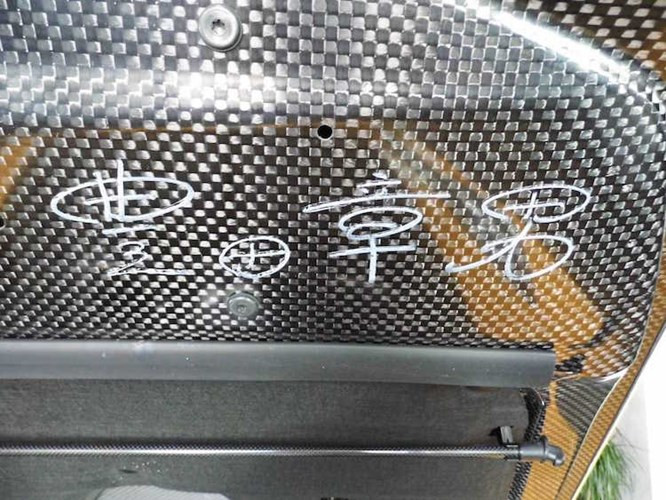 Ngoài ra, ở bên dưới nắp ca-pô bằng sợi carbon, người ta còn có thể tìm thêm được một lưu bút khác của ông Toyota bằng bút trắng.