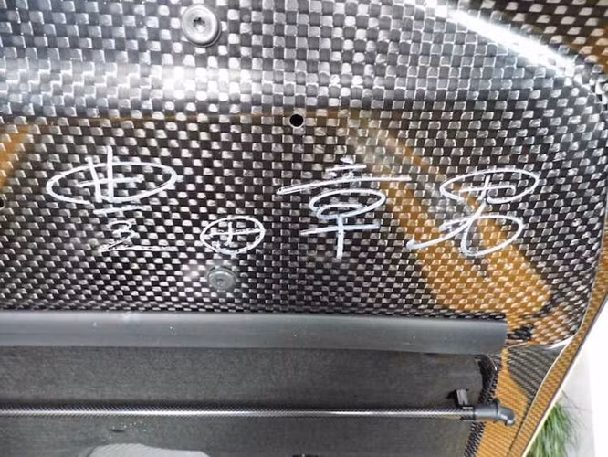 Ngoài ra, ở bên dưới nắp ca-pô bằng sợi carbon, người ta còn có thể tìm thêm được một lưu bút khác của ông Toyota bằng bút trắng.