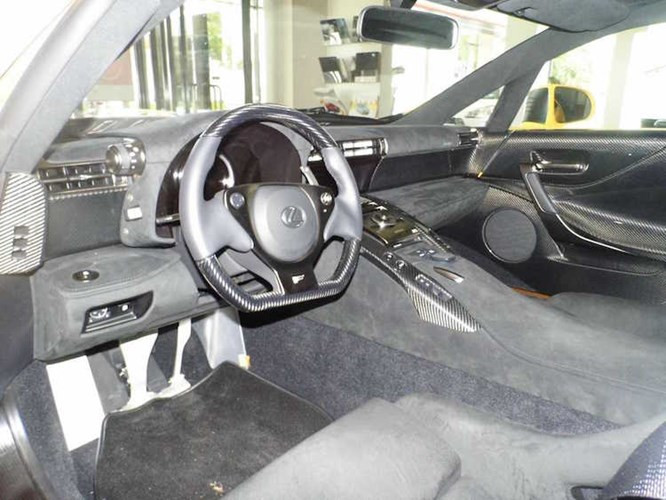 Thay vì da như các phiên bản bình thường, LFA Nurburgring Edition sở hữu nội thất bọc bằng vải Alcantara để giảm trọng lượng. Tuy nhiên, chiếc xe vẫn được giữ lại đầy đủ các tiện nghi trên phiên bản thường.