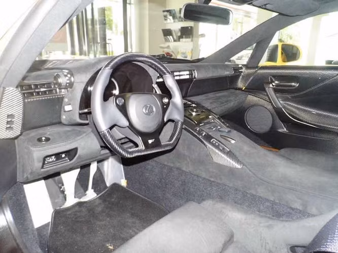 Thay vì da như các phiên bản bình thường, LFA Nurburgring Edition sở hữu nội thất bọc bằng vải Alcantara để giảm trọng lượng. Tuy nhiên, chiếc xe vẫn được giữ lại đầy đủ các tiện nghi trên phiên bản thường.