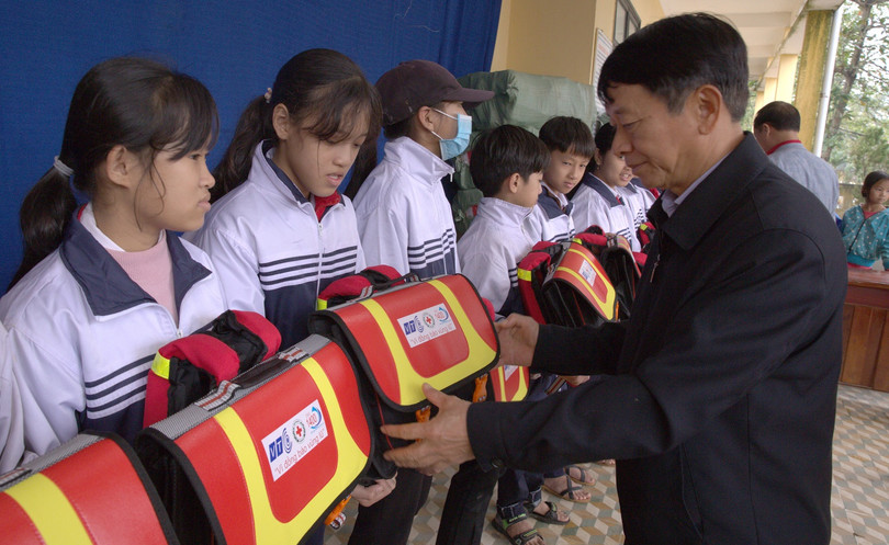 Ông Nguyễn Khả Dân - Phó Bí thư Thường trực Đảng ủy Tổng công ty VTC - trao Cặp cứu sinh cho học sinh trường TH-THCS Hải Hưng.