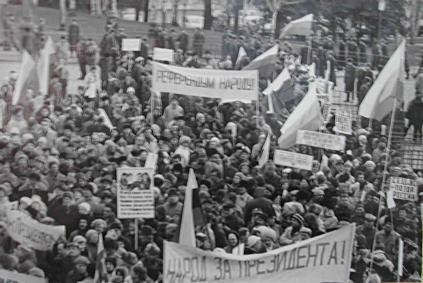 Mít tinh ủng hộ đường lối cải cách của Tổng thống Nga B.N.Eltxin năm 1992. Ảnh: BTCMVN.