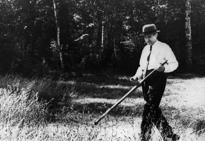 Andrei Gromưko từng là Bộ trưởng Bộ Ngoại giao Liên Xô trong giai đoạn 1957-1985. Ảnh Andrei Gromyko cắt cỏ, năm 1971.