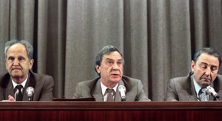 Các thủ lĩnh của cuộc đảo chính tháng 8/1991: (từ trái qua) Bộ trưởng Nội vụ Liên Xô Boris Pugo, Phó Tổng thống Liên Xô Gennady Yanayev và Phó Chủ tịch thứ nhất của Hội đồng Quốc phòng Liên Xô Oleg Baklanov. Họ có mặt tại một cuộc họp báo hôm 19/8/1991. Ảnh: Getty