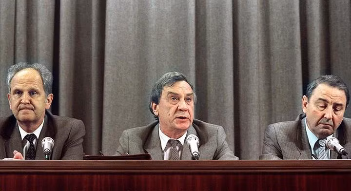 Các thủ lĩnh của cuộc đảo chính tháng 8/1991: (từ trái qua) Bộ trưởng Nội vụ Liên Xô Boris Pugo, Phó Tổng thống Liên Xô Gennady Yanayev và Phó Chủ tịch thứ nhất của Hội đồng Quốc phòng Liên Xô Oleg Baklanov. Họ có mặt tại một cuộc họp báo hôm 19/8/1991. Ảnh: Getty