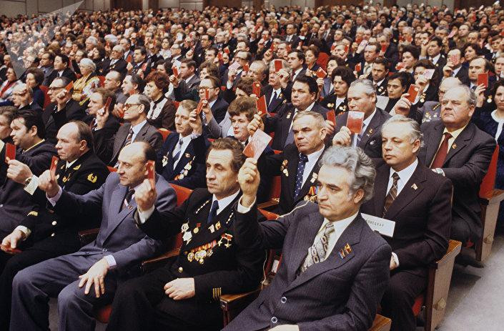 Các đảng viên này tuy đồng thuận, nhưng không đồng lòng- một trong những nguyên nhân dẫn đến sự xụp đổ của ĐCS Liên Xô Các đảng viên này tuy đồng thuận, nhưng không đồng lòng- một trong những nguyên nhân dẫn đến sự xụp đổ của ĐCS Liên Xô