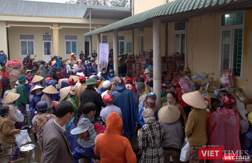 Đồng bào nhộn nhịp tham gia gian hàng nhân đạo 0 đồng.