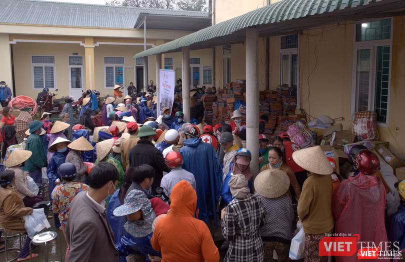Đồng bào nhộn nhịp tham gia gian hàng nhân đạo 0 đồng.
