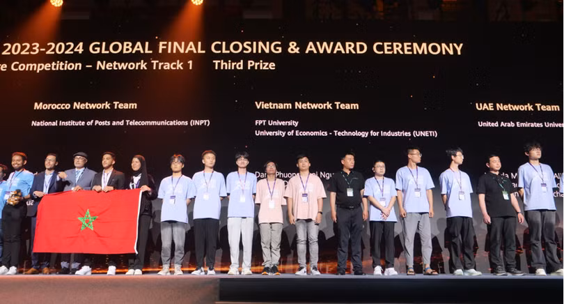 Đội Việt Nam (thứ 9 và 10 từ trái sang) nhận giải Ba toàn cầu ở nội dung Network Track tại cuộc thi Huawei ICT Competition 2023 - 2024