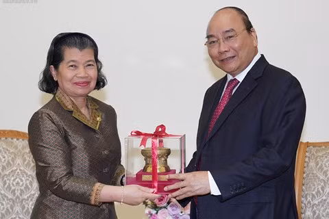 Thủ tướng Nguyễn Xuân Phúc tặng món quà kỉ niệm cuộc gặp gỡ cho Phó Thủ tướng Campuchia Men Sam An.