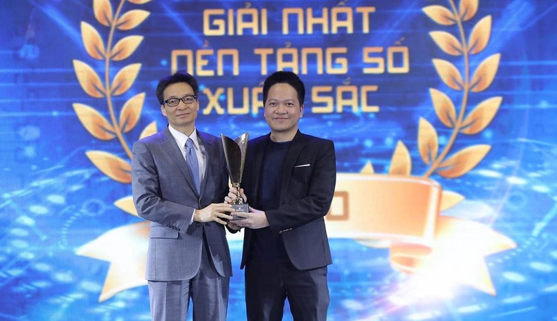 Phó Thủ tướng Vũ Đức Đam trao giải Nhất nền tảng số xuất sắc nhất cho ông Phạm Kim Hùng - CEO Base.vn.