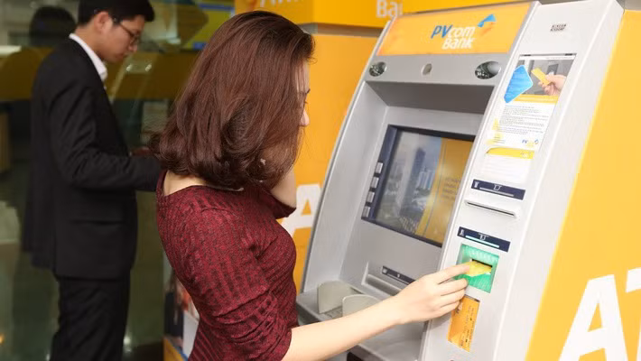 Khi giao dịch tại máy ATM cần quan sát kỹ máy ATM trước khi thực hiện giao dịch, đặc biệt tại các vị trí khe đọc thẻ, bàn phím, camera. Ảnh: PVCombank