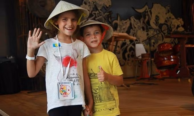 Tối ngày 1/9, Hà Nội triển khai thí điểm không gian phố đi bộ Hồ Gươm thu hút nhiều du khách và người dân tới tham gia.