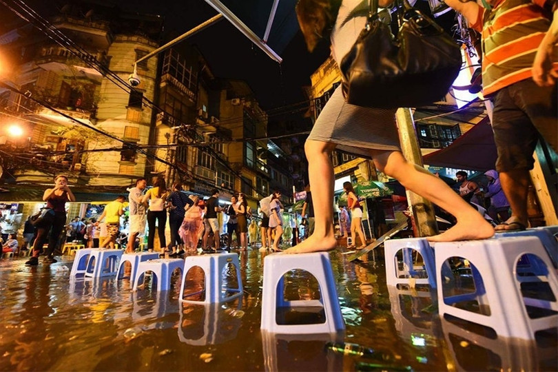 Phố đi bộ quanh Hồ Gươm ngập nước và rác ảnh 3 Phố đi bộ quanh Hồ Gươm ngập nước và rác ảnh 3