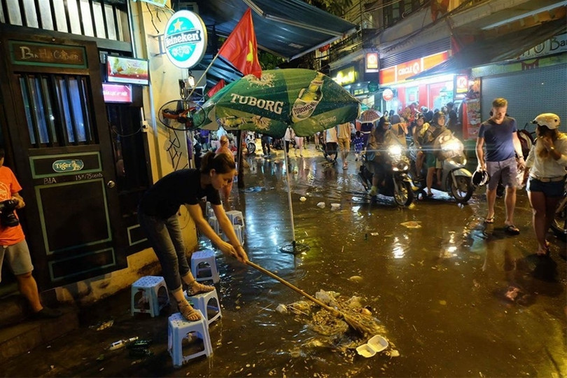 Phố đi bộ quanh Hồ Gươm ngập nước và rác ảnh 6 Phố đi bộ quanh Hồ Gươm ngập nước và rác ảnh 6
