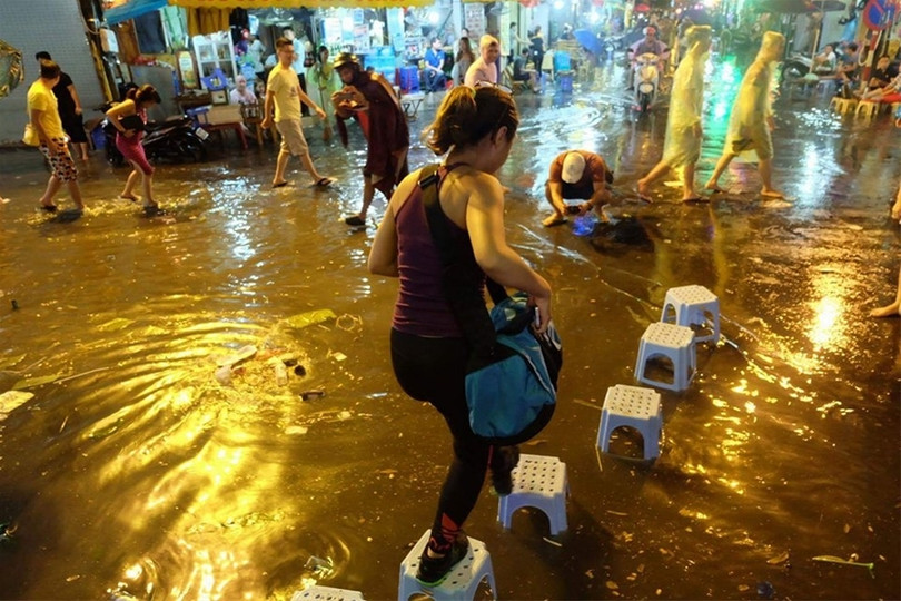 Phố đi bộ quanh Hồ Gươm ngập nước và rác ảnh 4 Phố đi bộ quanh Hồ Gươm ngập nước và rác ảnh 4