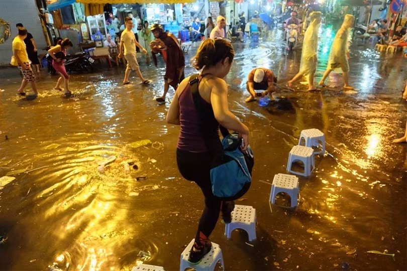 Phố đi bộ quanh Hồ Gươm ngập nước và rác ảnh 4