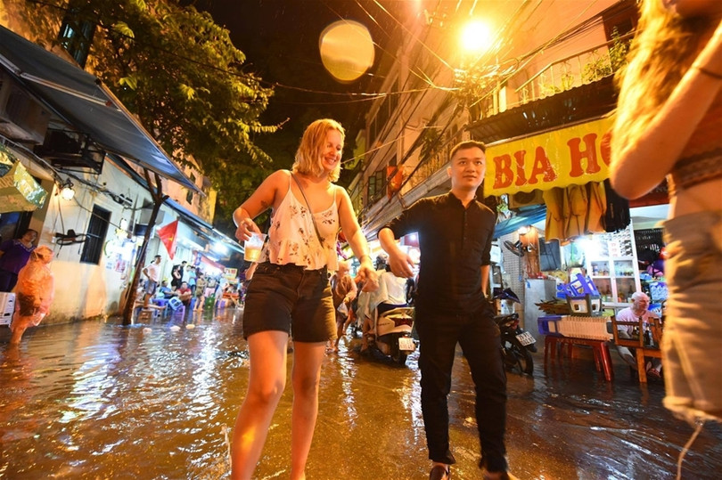 Phố đi bộ quanh Hồ Gươm ngập nước và rác ảnh 8 Phố đi bộ quanh Hồ Gươm ngập nước và rác ảnh 8