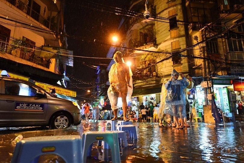 Phố đi bộ quanh Hồ Gươm ngập nước và rác ảnh 9 Phố đi bộ quanh Hồ Gươm ngập nước và rác ảnh 9