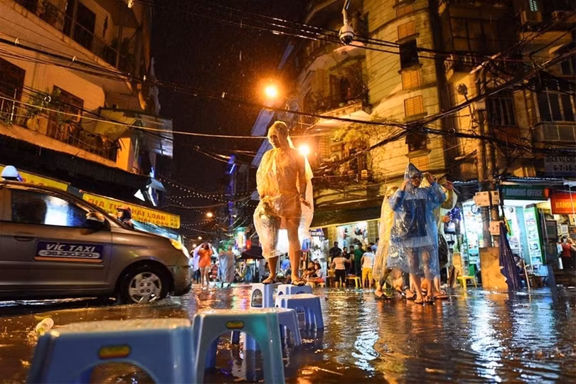Phố đi bộ quanh Hồ Gươm ngập nước và rác ảnh 9