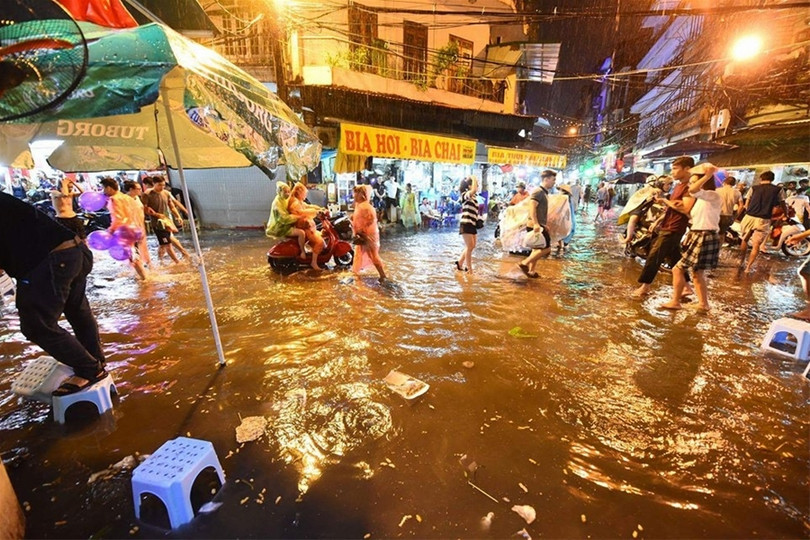 Phố đi bộ quanh Hồ Gươm ngập nước và rác ảnh 10 Phố đi bộ quanh Hồ Gươm ngập nước và rác ảnh 10