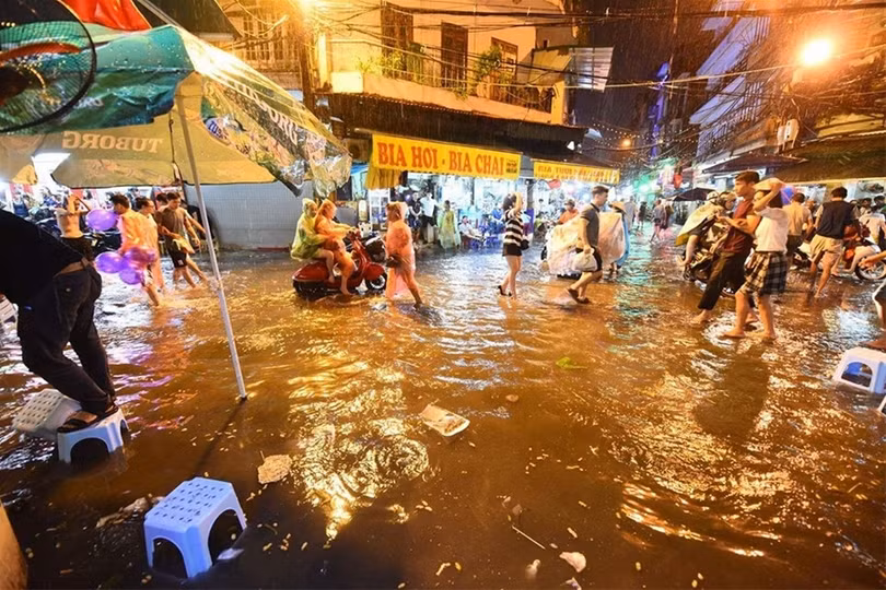 Phố đi bộ quanh Hồ Gươm ngập nước và rác ảnh 10