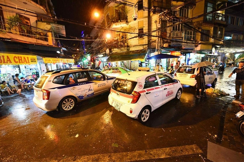 Phố đi bộ quanh Hồ Gươm ngập nước và rác ảnh 1 Phố đi bộ quanh Hồ Gươm ngập nước và rác ảnh 1