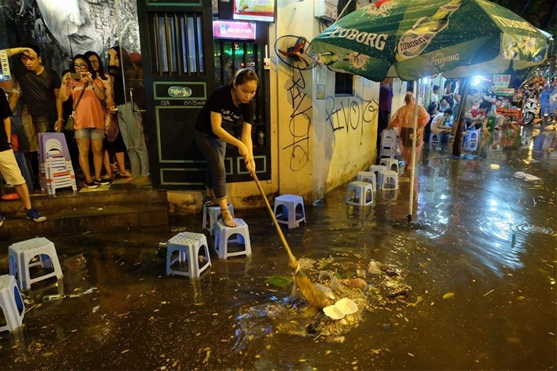 Phố đi bộ quanh Hồ Gươm ngập nước và rác ảnh 2 Phố đi bộ quanh Hồ Gươm ngập nước và rác ảnh 2