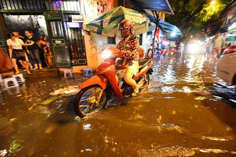 Phố đi bộ quanh Hồ Gươm ngập nước và rác ảnh 12 Phố đi bộ quanh Hồ Gươm ngập nước và rác ảnh 12