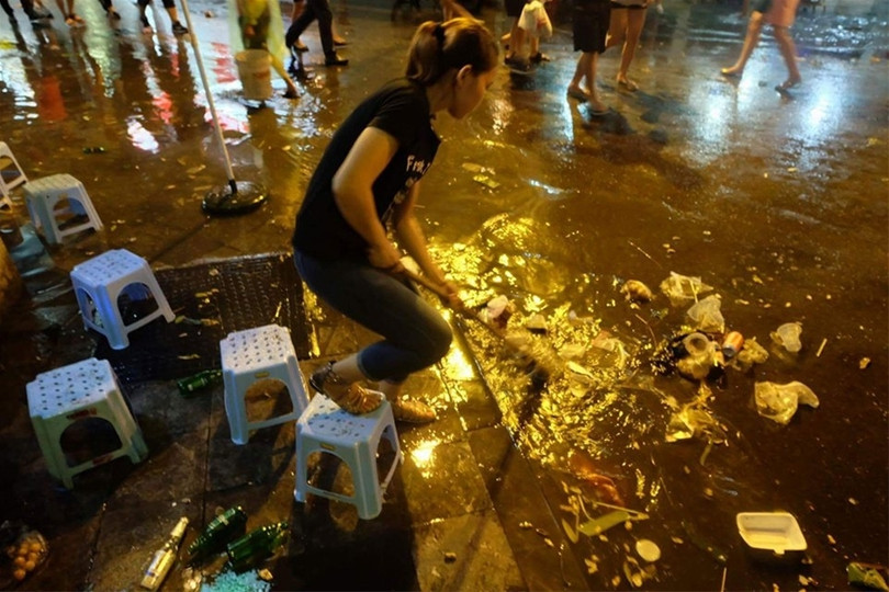 Phố đi bộ quanh Hồ Gươm ngập nước và rác ảnh 7 Phố đi bộ quanh Hồ Gươm ngập nước và rác ảnh 7