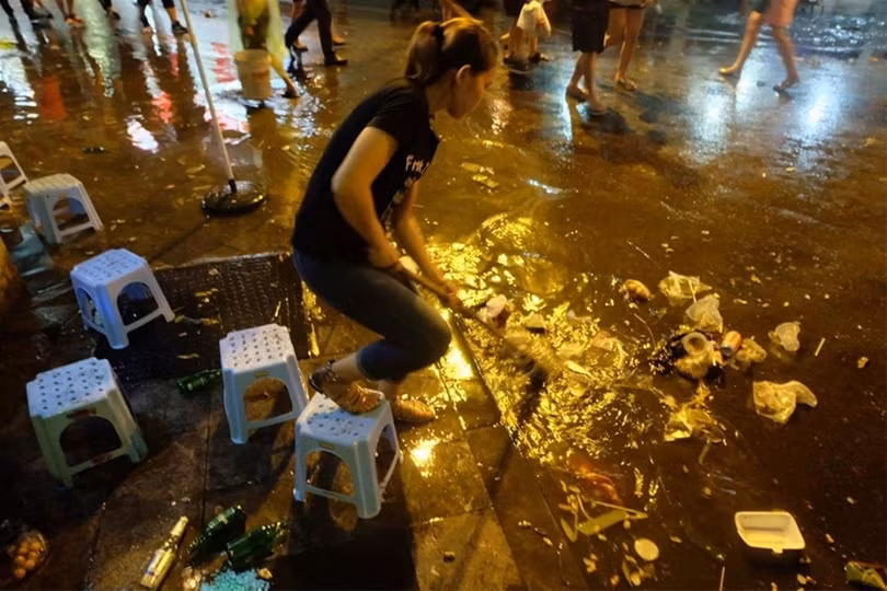 Phố đi bộ quanh Hồ Gươm ngập nước và rác ảnh 7